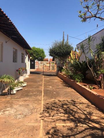 Alugar Casa / Padrão em Barretos. apenas R$ 300.000,00